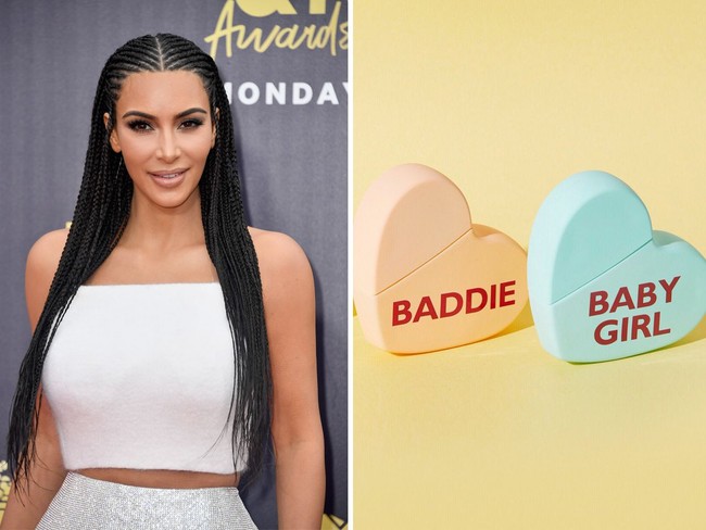 Selain Jennifer Aniston, Kim Kardashian juga termasuk artis yang memiliki merek parfumnya sendiri. KKW Fragrance hadir dalam beberapa pilihan wewangian dan cukup unik karena berbentuk hati. Yang menjadi favorit Kim adalah KKW Fragrance Baby Girl, Wifey, dan Baddie. Parfum ini dijual dengan harga US$ 30 atau sekitar Rp 420 ribu. Foto: Getty Images