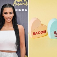 Selain Jennifer Aniston, Kim Kardashian juga termasuk artis yang memiliki merek parfumnya sendiri. KKW Fragrance hadir dalam beberapa pilihan wewangian dan cukup unik karena berbentuk hati. Yang menjadi favorit Kim adalah KKW Fragrance Baby Girl, Wifey, dan Baddie. Parfum ini dijual dengan harga US$ 30 atau sekitar Rp 420 ribu. Foto: Getty Images