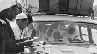 Selain menggunakan transportasi kapal, mobil juga menjadi salah satu transportasi darat yang banyak dimanfaatkan para calon jemaah haji untuk berangkat menuju ke tempat suci. Salah satunya seperti di foto ini yang diambil pada tanggal 19 Agustus 1968. Terry Fincher/Express/Getty Images.
