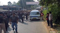 Pantauan detikcom, banyak warga yang melihat rekonstruksi tersebut.
