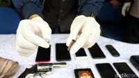 Sejumlah barang bukti diamankan dari tersangka.
