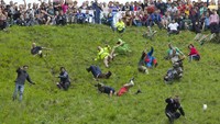 Menggelindingkan keju dari atas bukit jadi konsep utama acara Cooper’s Hill Cheese Rolling. Jenis keju yang dipakai adalah Double Gloucester berbentuk roda yang beratnya 4 kg. Festival ini berlangsung di Brockworth, Inggris. Foto: Istimewa
