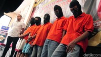 Polisi menetapkan sembilan orang sebagai tersangka pelemparan di kafe Komandan, Tebet, Jakarta Selatan.