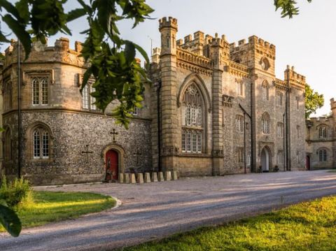 Bukan dari Keluarga Kerajaan, Wanita Ini Punya Kastil Senilai Rp 100 M