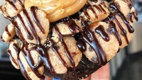 Donat dengan topping cookies tampaknya baru ada di toko yang satu ini. Saus cokelat dan selai kacang jadi pelengkap kelezatannya. Foto: instagram @broadst_doughco