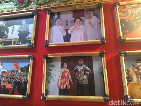  Ketua Umum PDIP Megawati Soekarnoputri meninjau pameran foto di area Kongres V PDIP. 