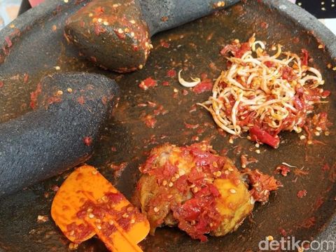 Pedes Krenyes Nikmatnya Ayam Geprek Sambal Tauge 