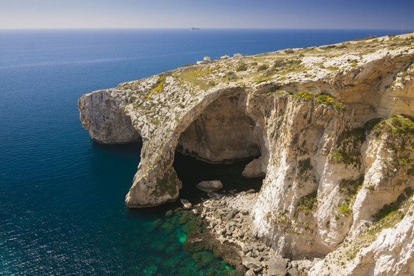 Blue Grotto merupakan gua laut karena berada di pinggiran bebatuan karang yang besar dan berisikan air laut (iStock) Blue Grotto merupakan gua laut karena berada di pinggiran bebatuan karang yang besar dan berisikan air laut (iStock)