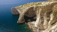 Blue Grotto merupakan gua laut karena berada di pinggiran bebatuan karang yang besar dan berisikan air laut (iStock)