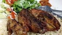 Nasi mandi di Bandung disajikan dengan ayam panggang dan salad sayuran segar. Foto : Instagram @erikrahman2000