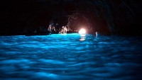 Yang harus turis ingat, ada larangan berenang di Blue Grotto. Pemerintah Italia menjaga guanya agar tetap alami dan tidak kotor. Kalau berenang, siap-siap didenda seperti Heidi Klum (iStock)