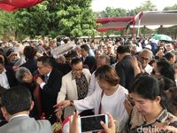 Dipimpin Mendag, Cosmas Batubara Dimakamkan di TMP Kalibata Secara Militer