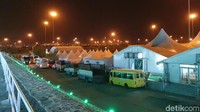 Suhu udara di Arafah pada pagi hari masih berada di angka 31 derajat celcius. Ini terbilang sejuk, karena di siang hari kerap tembus 40 derajat celcius.
