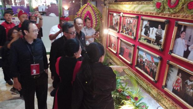 Megawati didampingi Prananda Prabowo dan Puan Maharani.