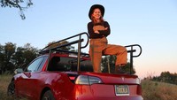 Dari baris kedua hingga buntut Tesla 3 dibabat habis seperti mobil bak pikap. Betapa tidak, ia rela membangun mobil tersebut Giertz karena kecintaannya pada mobil listrik. Foto: Pool (The Verge)