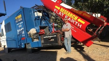 Dengan roket ini, Mike ingin terbang setinggi 1.800 kaki (550 m) pada Sabtu mendatang waktu setempat dan menjepret bumi dari angkasa. Si roket berbahan logam sederhana yang dirancang sendiri.  Foto: Facebook