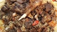 Nasi mandi rasanya gurih dan harus dimakan hangat. Di beberapa daerah di Indonesia nasi mandi disajikan dengan tambahan cabai rawit merah dan sambal. Foto : Instagram @mamakqila