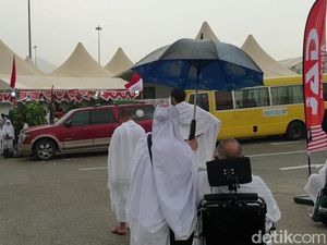 Hujan dan Angin Kencang Melanda Padang Arafah
