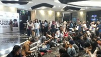 Tampak antrean mulai mengular sejak pukul 14.00 WIB. Foto: (Febrina Arifin/detikHOT)