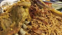 Berbeda dengan nasi kebuli yang pekat rempahnya, nasi mandi khas Arab lebih ringan bumbunya. Rasanya tetap gurih empuk. Foto : Instagram @manameishospie
