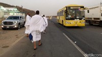 Beberapa jemaah juga menghabiskan pagi hari dengan berjalan kaki di sekitar tenda tempat mereka tinggal.