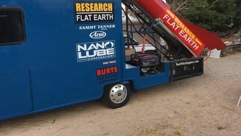 Dengan roket ini, Mike ingin terbang setinggi 1.800 kaki (550 m) pada Sabtu mendatang waktu setempat dan menjepret bumi dari angkasa. Si roket berbahan logam sederhana yang dirancang sendiri. Foto: Facebook