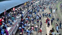 Kereta tak hanya penuh di bagian dalam kabin saja, namun hingga ke atap dan badan kereta. Foto: Dok. Str/Xinhua