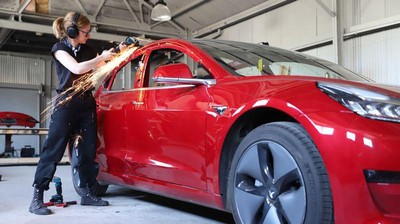 Nekat, Perempuan Ini Permak Tesla Jadi Pikap