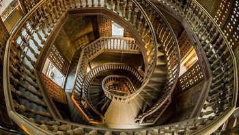 Tangga di Istana Heliopolis Baron, Mesir. Semua rumah di sekitar tangga ini dibangun di atas dasar yang berputar. Jadi penghuninya bisa berputar 360 derajat dan melihat pemandangan yang menakjubkan. Foto: via Brainberries.