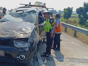 Sebuah SUV Terguling di Tol Jombang, 2 Penumpang Tewas 6 Luka-luka