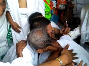 Tangis Jemaah Berkursi Roda Ini Pecah Saat Dijenguk Menag di Arafah