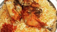 Nasi mandi selalu disajikan dalam baki atau piring besar karena biasanya dinikmati beramai-ramai, 2-3 orang dalam 1 baki. Foto : Instagram @halalfoodhunt