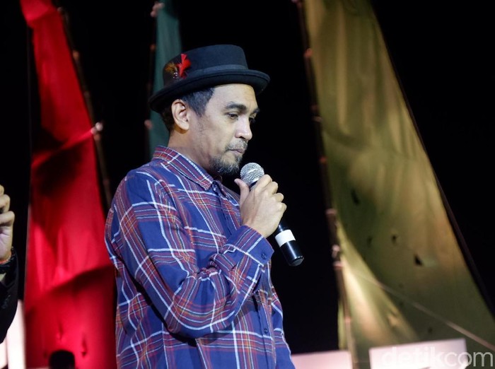 Glenn Fredly tampil lebih intim dengan penonton dalam Jazz Pantai Banyuwangi 2019. Ia sukses membuat penonton baper dan ikut bernyanyi.