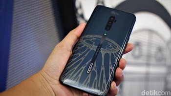 Melalui warna hitam putih, garis, dan karakter monster yang menjadi ciri khasnya, Darbotz mencoba menggambarkan keadaan masyarakat Indonesia yang berasal dari berbagai suku, agama, dan budaya berbeda, tapi tetap menjadi satu kesatuan. Foto: Adi Fida Rahman/detikINET