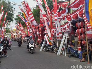 Jelang 17-an, Pedagang Kampung Bendera Surabaya Raup Omzet Berlipat
