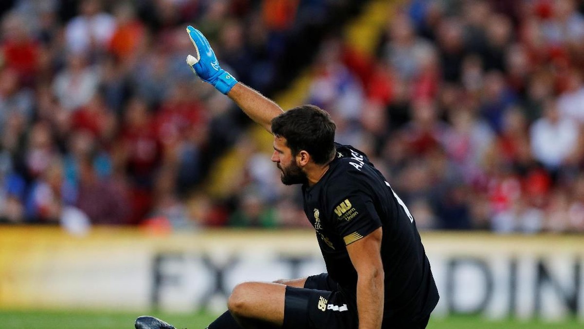 Alisson Becker cedera saat Liverpool mengalahkan Norwich City 4-1 (Phil Noble/Reuters)