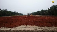 Saat ini Kementerian PUPR juga tengah menyelesaikan preservasi dan pelebaran jalan lingkar Pulau Samosir sepanjang 145,9 Km. Dengan penyelesaian pekerjaan jalan tersebut, para wisatawan juga memiliki pilihan jalur transportasi darat untuk menuju Pulau Samosir dari Silangit. Selama ini, akses utama untuk menuju ke Danau Toba dan Pulau Samosir dari arah Medan adalah melalui Parapat dan menyeberang dengan menggunakan fery. Pool/Kementerian PUPR.