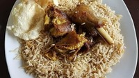 Di Indonesia nasi mandi banyak ditawarkan resto Timur Tengah. Umumnya dilengkapi dengan emping, sambal dan acar mentimun. Foto : Instagram @rayafood