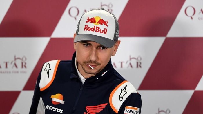 Rider Repsol Honda, Jorge Lorenzo, menilai rekan setimnya, Marc Marquez, masih yang terkuat di MotoGP 2019. (Foto: Giuseppe Cacace / AFP