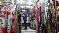 Di Irak, orang berbelanja pakaian dalam persiapan untuk festival Idul Adha mendatang di Baghdad, Irak. Foto: Dok. Xinhua/Khalil Dawood