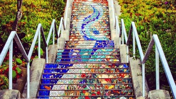 16th Avenue Tiled Steps, California, AS. Disusun oleh 77.000 ubin kerajinan tangan, tangga mosaik ini adalah yang terpanjang di dunia. Foto: via Brainberries. 