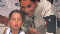 Tingkah jahil Putri Charlotte bikin Kate Middleton kaget. Foto: (Andrew Matthews/Getty Images)