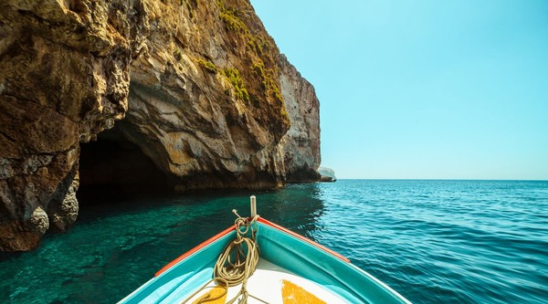 Panjang Blue Grotto mencapai 60 meter dengan lebar 20 meter. Turis harus masuk ke bagian dalamnya dengan perahu kayu yang dikayuh dengan sampan (iStock) Panjang Blue Grotto mencapai 60 meter dengan lebar 20 meter. Turis harus masuk ke bagian dalamnya dengan perahu kayu yang dikayuh dengan sampan (iStock)