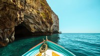 Panjang Blue Grotto mencapai 60 meter dengan lebar 20 meter. Turis harus masuk ke bagian dalamnya dengan perahu kayu yang dikayuh dengan sampan (iStock)
