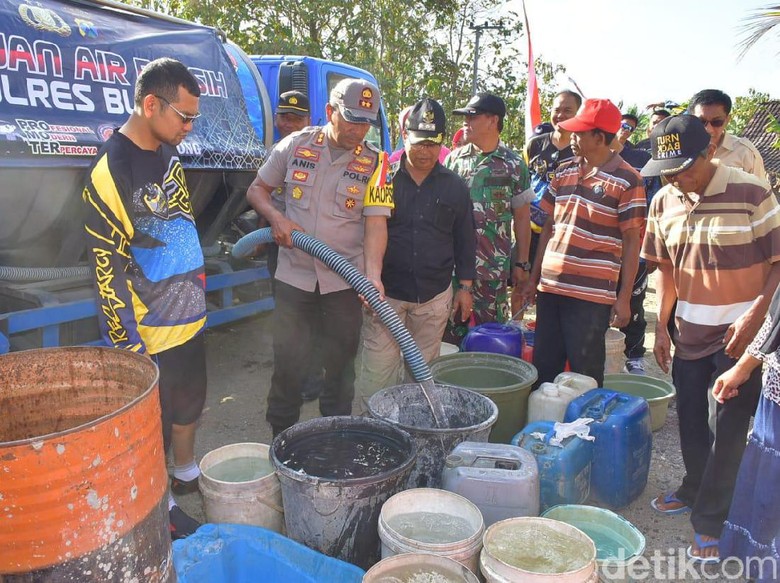 Warga Blitar Selatan Kekeringan, Polres Kirim 12 Ribu Liter Air Warga Blitar Selatan Kekeringan, Polres Kirim 12 Ribu Liter Air