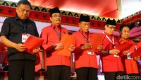 Mereka lalu dilantik dan mengucapkan sumpah jabatan yang dipimpin oleh Megawati.