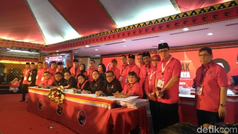Kelakar Megawati saat Bacakan Nama Sekjen: Hasto Bosan Juga Sama Saya Kelakar Megawati saat Bacakan Nama Sekjen: Hasto Bosan Juga Sama Saya