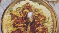 Selain daging kambing, nasi mandi biasa disajikan dengan ayam panggang. Seperti byaran resto Abunawas ini dilengkapi mentimun dan wortel. Foto : Instagram @erlo17