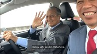Jokowi beralasan dirinya sudah 15 tahun tak berada di balik kemudi setir. Foto: Aksi Presiden Jokowi nge-vlog disopiri PM Malaysia Mahathir Mohamad (ist)