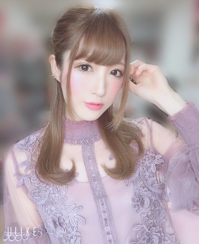 Dari penampilannya sekarang, terlihat jelas jika SaLA berusaha cukup keras untuk mengubah penampilan. Kini wanita tersebut tampil manis dengan makeup dan baju-baju cosplay yang feminin. Foto: Twitter @SaLA_cos